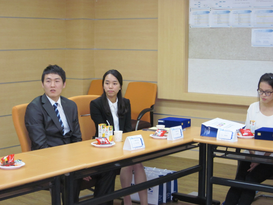 간담회모습 사진으로 의자에 착석한 모습으로  금상팀 전북대 팀이 촬영 된 사진